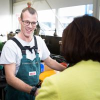 Renate Anderl im Gespräch mit einem Mitarbeiter aus der Metalltechnik © Sebastian Philipp Renate Anderl im Gespräch mit einem Mitarbeiter aus der Metalltechnik © Sebastian Philipp