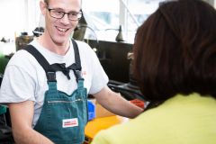 Renate Anderl im Gespräch mit einem Mitarbeiter aus der Metalltechnik © Sebastian Philipp Renate Anderl im Gespräch mit einem Mitarbeiter aus der Metalltechnik © Sebastian Philipp