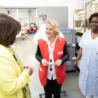 Renate Anderl im Gespräch mit einer Mitarbeiterin und der Leiterin unserer Textilreinigung © Sebastian Philipp Renate Anderl im Gespräch mit einer Mitarbeiterin und der Leiterin unserer Textilreinigung © Sebastian Philipp