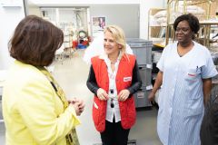 Renate Anderl im Gespräch mit einer Mitarbeiterin und der Leiterin unserer Textilreinigung © Sebastian Philipp Renate Anderl im Gespräch mit einer Mitarbeiterin und der Leiterin unserer Textilreinigung © Sebastian Philipp