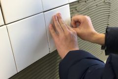 Fliesenleger bei der Arbeit (nur Hände) © wienwork Fliesenleger bei der Arbeit (nur Hände) © wienwork