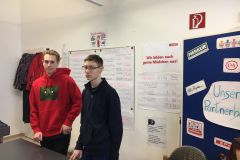zwei Jugendliche am Flohmarkt - Ausbildung Einzelhandel - Infotag 2019 © wienwork zwei Jugendliche am Flohmarkt - Ausbildung Einzelhandel - Infotag 2019 © wienwork