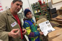 Ein Besucher bei Roman Vonasek - Ausbildung Tischlerei © wienwork Ein Besucher bei Roman Vonasek - Ausbildung Tischlerei © wienwork