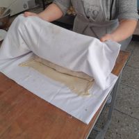 Einrollen eines Apfelstrudels © wienwork Einrollen eines Apfelstrudels © wienwork