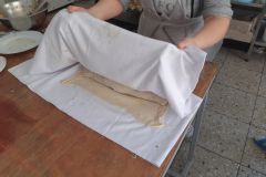 Einrollen eines Apfelstrudels © wienwork Einrollen eines Apfelstrudels © wienwork