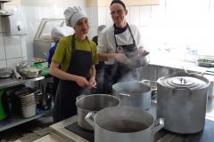 Maria und Christoph beim Nockerln kochen © wienwork