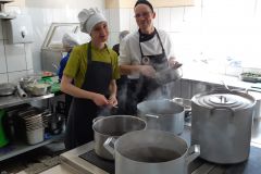 Maria und Christoph beim Nockerln kochen © wienwork Maria und Christoph beim Nockerln kochen © wienwork
