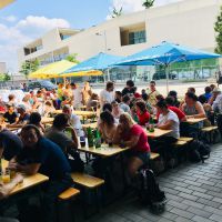 MitarbeiterInnen, Lehrlinge und weiter Gäste sitzen auf der Sonnenterrasse vor dem Speiseamt zusammen und unterhalten sich © wienwork MitarbeiterInnen, Lehrlinge und weiter Gäste sitzen auf der Sonnenterrasse vor dem Speiseamt zusammen und unterhalten sich © wienwork