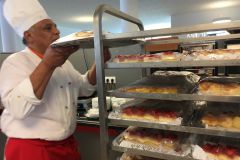 Leckere Auswahl an Kuchen wird für die Gäste vorbereitet. © wienwork Leckere Auswahl an Kuchen wird für die Gäste vorbereitet. © wienwork