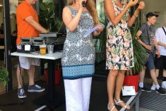 Andrea Angermann, Hauptorganisatorin des Sommerfest mit Tanja Kostistansky (ÖGS-Kommunikationsassistentin) © wienwork Andrea Angermann, Hauptorganisatorin des Sommerfest mit Tanja Kostistansky (ÖGS-Kommunikationsassistentin) © wienwork