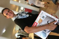 Cornelia Binder (Ausbildungsbeauftragte Einzelhandel) gewinnt einen Toaster - praktisch! © wienwork