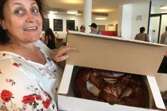 Eine Kollegin von der Arbeitsassistenz gewinnt eine Riesenbrezel, gespendet vom Knusper-Flitzer © wienwork Eine Kollegin von der Arbeitsassistenz gewinnt eine Riesenbrezel, gespendet vom Knusper-Flitzer © wienwork