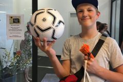 Ein Lehrling aus der Gastro mit Tombola-Gewinn © wienwork Ein Lehrling aus der Gastro mit Tombola-Gewinn © wienwork