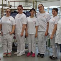 Lehrlinge aus der Textilreinigung und ihre Ausbildnerin unterstützen den Welt-AIDS-Tag © Wien Work Lehrlinge aus der Textilreinigung und ihre Ausbildnerin unterstützen den Welt-AIDS-Tag © Wien Work