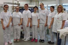 Lehrlinge aus der Textilreinigung und ihre Ausbildnerin unterstützen den Welt-AIDS-Tag © Wien Work Lehrlinge aus der Textilreinigung und ihre Ausbildnerin unterstützen den Welt-AIDS-Tag © Wien Work