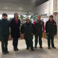 Lehrlinge aus der Gärtnerei unterstützen gemeinsam mit ihrer Ausbildnerin den Welt-AIDS-Tag © Wien Work Lehrlinge aus der Gärtnerei unterstützen gemeinsam mit ihrer Ausbildnerin den Welt-AIDS-Tag © Wien Work