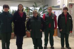 Lehrlinge aus der Gärtnerei unterstützen gemeinsam mit ihrer Ausbildnerin den Welt-AIDS-Tag © Wien Work Lehrlinge aus der Gärtnerei unterstützen gemeinsam mit ihrer Ausbildnerin den Welt-AIDS-Tag © Wien Work