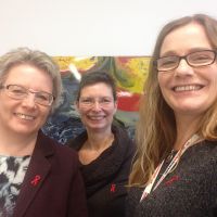 Die Öffentlichkeitsarbeiterin und Kolleginnen des Jobmanagements unterstützen den Welt-AIDS-Tag © Wien Work Die Öffentlichkeitsarbeiterin und Kolleginnen des Jobmanagements unterstützen den Welt-AIDS-Tag © Wien Work