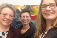 Die Öffentlichkeitsarbeiterin und Kolleginnen des Jobmanagements unterstützen den Welt-AIDS-Tag © Wien Work Die Öffentlichkeitsarbeiterin und Kolleginnen des Jobmanagements unterstützen den Welt-AIDS-Tag © Wien Work