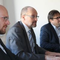 Namibischer Sozialminister und Botschafter vor "Afrika"-Bild von Alireza 002 © Wien Work Namibischer Sozialminister und Botschafter vor "Afrika"-Bild von Alireza 002 © Wien Work