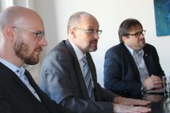 Namibischer Sozialminister und Botschafter vor "Afrika"-Bild von Alireza 002 © Wien Work Namibischer Sozialminister und Botschafter vor "Afrika"-Bild von Alireza 002 © Wien Work