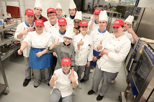 Lehrlinge aus unserer Gastro und der Ausbildungs-Pâtisserie © wien work/christian jobst