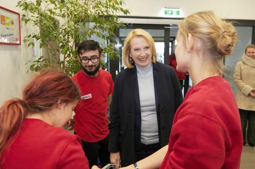 Doris Bures im Gespräch mit Mitarbeiter*innen aus der Reinigungstechnik © Thomas Topf/Parlamentsdirektion