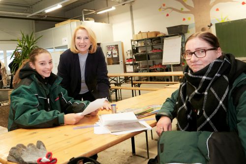 Frau Bures im Gespräch mit 2 WW-Lehrlingen aus der Gärtnerei © Thomas Topf/Parlamentsdirektion