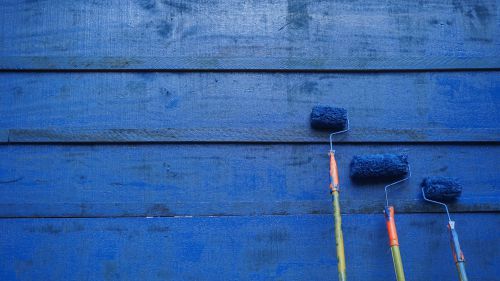 blau angestrichene Holzwand © pixabay
