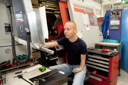 Mitarbeiter von Wien Work in der Abteilung Metalltechnik © wienwork/simshot