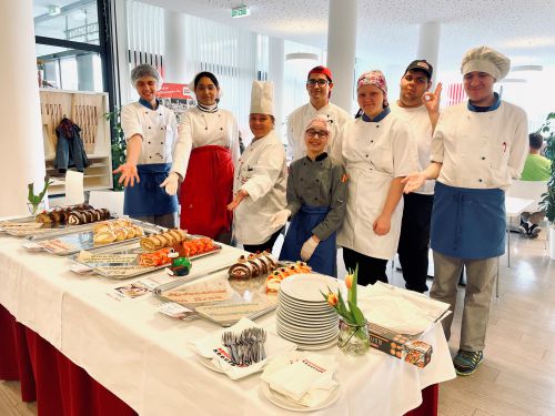 Das Team unserer Ausbildungspatisserie präsentiert die Rouladen für den Weltfrauentag 2022 © wienwork