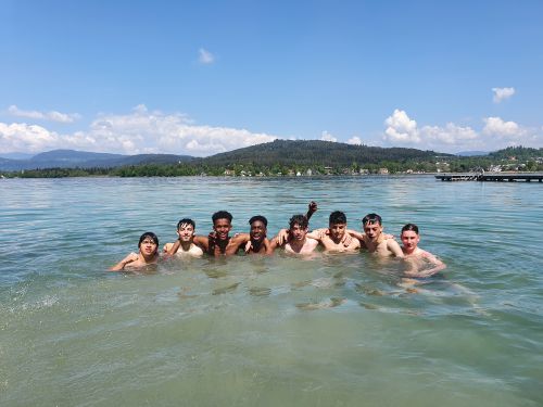 Teilnehmer*innen der Flanke Wien gemeinsam beim Baden im See © wienwork