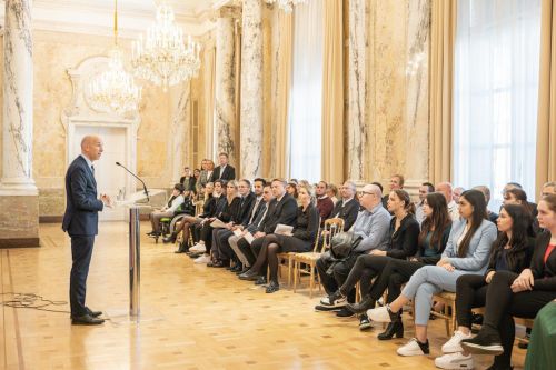 Bundesminister Martin Kocher begrüßt die neuen Lehrlinge im Ministerium © österr. bundesministerium für arbeit und wirtschaft