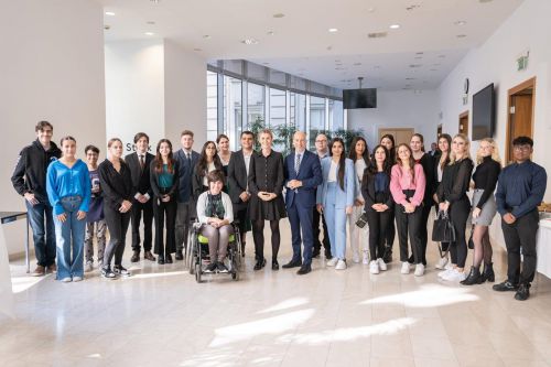 Gruppenbild neue Lehrlinge im Arbeitsministerium mit Minister Kocher © österr. bundesministerium für arbeit und wirtschaft