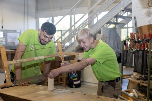 2 Tischler-Lehrlinge bei der Arbeit © Fonds Soziales Wien