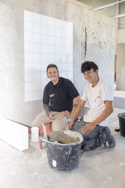 Fliesenleger-Lehrling mit seinem Ausbildner bei der Arbeit © Fonds Soziales Wien