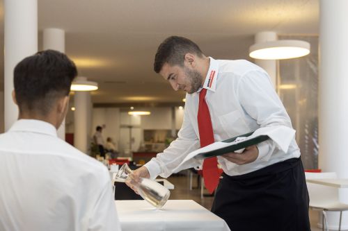 Restaurantfachmann-Lehrling bei der Arbeit © Fonds Soziales Wien