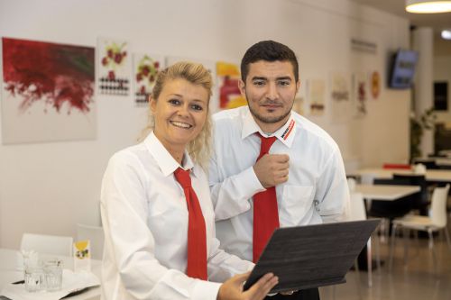 Restaurantfachmann-Lehrling mit seiner Ausbildnerin bei der Arbeit © Fonds Soziales Wien