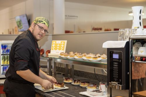 Konditorei-Lehrling bei der Arbeit im Speiseamt © Fonds Soziales Wien