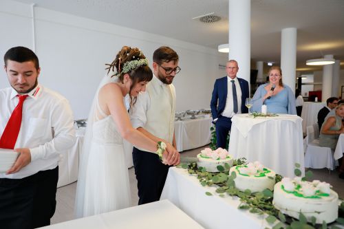 Hochzeitstorte anschneiden © wienwork