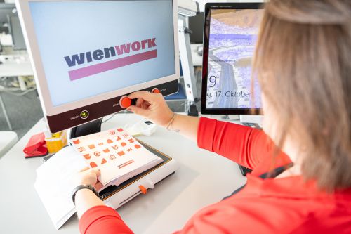 Barrierefreier Büro-Trainingsplatz für sehrbehinderte Menschen © wienwork/Luiza Puiu