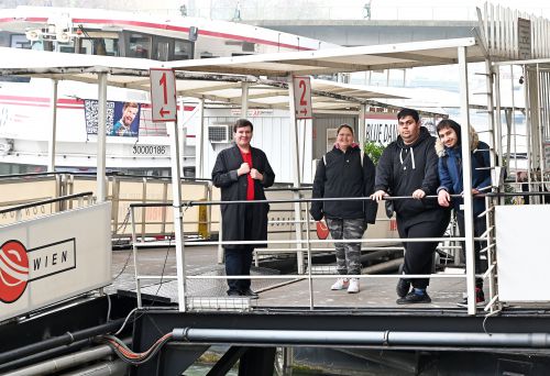 Jugendliche auf der Landungsbrücke © leisure/christian jobst