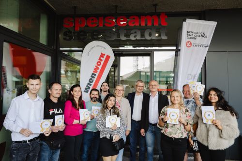Die zehn Gewinner:innen der Tombola-Hauptpreise © wienwork/Luiza Puiu Die zehn Gewinner:innen der Tombola-Hauptpreise © wienwork/Luiza Puiu