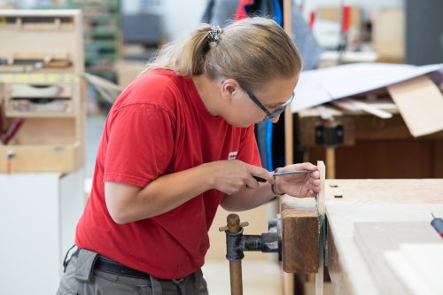 Holztechnik_Ausbildungssituation_Tischlerlehrling bei der Arbeit © wienwork/andreaschütz